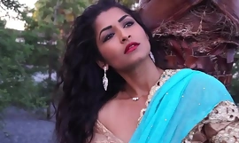 Desi Bhabi Maya Rati avec une chanson hindi - Maya