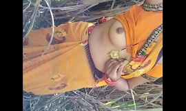 Pornografía india desi en una aldea bhabhi meando al aire libre