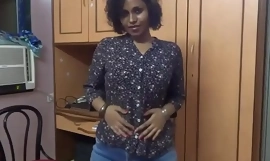 Ragazza del college di Mumbai con il culo grasso che si frusta mentre la porta via con la sua stretta figa desi