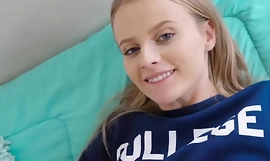 Adolescent micuț blond, sora lui Paris White, pedepsit de fratele mic să poarte cămașa de la facultate pov