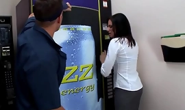 Brazzers - Big Tits at Front - Scena Coxcomb de Vending Machine cu Juelz Ventura și John în rolurile principale