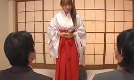 Kuil Jepang gadis% 2C Yui Misaki memiliki an tidak direncanakan bertiga% 2C tanpa sensor