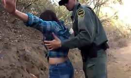 Poliisikolmikko ulkona lisäämällä johtavan naisen vanki ensimmäistä kertaa Meksikon rajalla