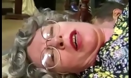 Une grand-mère allemande ne peut pas attendre pour baiser un livreur juvénile