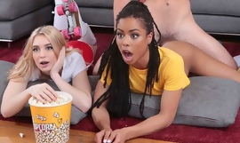 Zwei freche junge Babes auf der Pyjamaparty gefickt