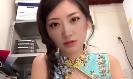 Une adolescente chinoise fait un footjob chaud en bas de nylon et une belle branlette aussi