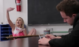الأستاذ قرنية يمارس الجنس مع المشجع الصغير في الفصل