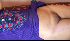 Mona Bhabhi Indian Devilish Messing Hut Tatto auf ihren sexy Beinen