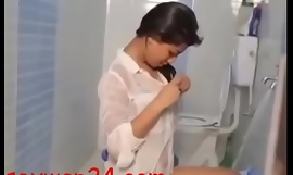 فتاة جميلة في حمام غرفة 2018 (sexwap24 xxx2020.pro)