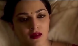Intialainen desi-vaimo kuherruskuukausikohta himo tarinan verkkosarjassa Kiara Advani Netflix-seksi