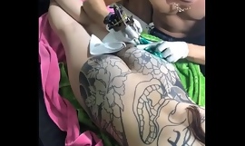 Aziatische full body tattoo in Vietnam