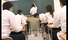 Orang Jepun mendapat sikat wanita bergerak di tangan ribald jari