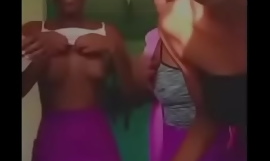 Lycéennes Gabonaises montrent leurs seins