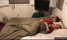 Belle-mère partage le lit avec son beau-fils - Erin Electra