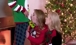 Denne perv knepper hans stedsøstre på jul